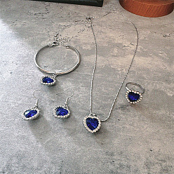 Средно-синий Ожерелье из сплава с кулоном в виде сердца и подвеской из кристаллов, а также браслет с подвесками и кольцо, платина, светло-синий, 400 мм