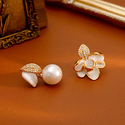 Белый Серьги-гвоздики с цветами из латуни и стразами, с искусственным жемчугом и эмалью, золотые, белые, 25x12 мм