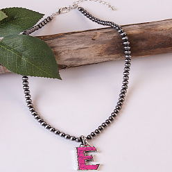 Letter E Ожерелья из круглых пластиковых бусин с инициалом из окрашенной синтетической бирюзы CCB для женщин, темно-розовыми, Письмо E, 18.90 дюйм (48 см)
