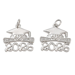 Platine Enrubanneuse en laiton micro pavé en zirconium cubique pendentifs, Chapeau de remise de diplôme, diplôme et numéro 2026 breloques, sans cadmium et sans plomb, plaqué longue durée, platine, 18x18x2mm, Trou: 3.5mm