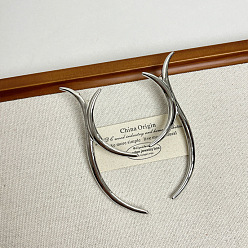 Платина Серьги-гвоздики из сплава с дугообразными линиями, платина, 90 мм