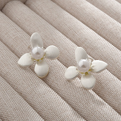 Серебро Серьги-гвоздики из искусственного жемчуга в форме цветка из латуни и пластика, серебряные, 20x17.5 мм