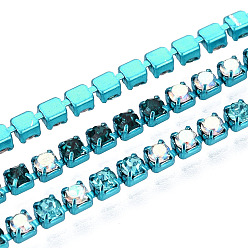Aguamarina Cadenas de la taza del Rhinestone de hierro, sqaure, con carrete, aguamarina, 2x2x2 mm, sobre 10 yardas / rodillo