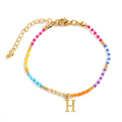 Letter H Браслеты с подвесками в виде латунных букв, Радужные браслеты из стеклянного бисера для женщин, Письмо ч, 6.50 дюйм (16.5 см) ~ 6.69 дюйм (17 см)