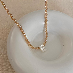 Letter E Подвеска с инициалом из натуральной ракушки, ожерелья с подвеской из стеклянных бусин, с латунными концевыми цепями, золотые, темно-золотистые, Письмо E, 13.98 дюйм (35.5 см)