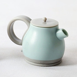 Бледно-бирюзовый Модель мини пластикового чайника, аксессуары для кукольного домика на кухне с микро-ландшафтом, притворяясь опорными украшениями, бледные бирюзовая, 30x45x32 мм
