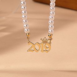 Number Женские ожерелья из круглого белого бисера с имитацией жемчуга и подвеской в виде короны в виде года рождения, золотые, число 2019, 14.96 дюйм (38 см)