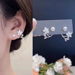 Серебро Серьги-гвоздики из сплава и пластика с жемчугом, цветок, серебряные, 17x24 мм