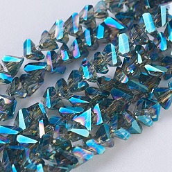 Темный Голубой Стеклянные бусины с гальваническим покрытием , с полным покрытием цвета радуги, граненые, треугольные, темные голубые, 3x4x3 мм, отверстие : 1 мм, около 149 шт / нитка, 13.3 дюйм (34 см)