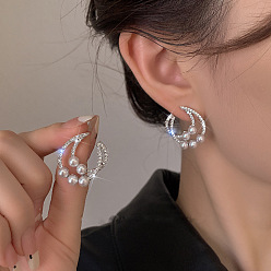 Платина Серьги-гвоздики из лунного сплава с кристаллами и стразами, с пластиковой имитационной жемчужиной, платина, 19x16 мм