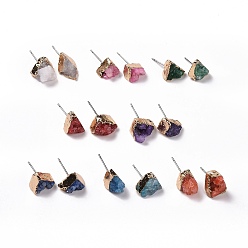 (52) Непрозрачная лаванда Серьги-гвоздики из натурального окрашенного кварца, с латунной фурнитурой , самородки, золотые, разноцветные, 3~13x3~13x4~9 мм , штифт: 0.7 мм