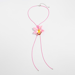 Pink Кулон в виде цветка из ткани, цепочка из искусственной кожи с вощеным шнуром и кисточкой., платина, розовые, 16.14 дюйм (41 см)