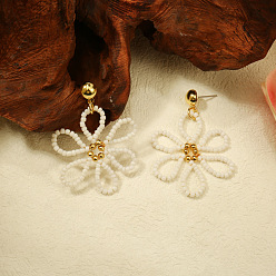 Белый Серьги-гвоздики с подвесками в виде цветка из латунного стекла и бисера, золотые, белые, 58x43 мм