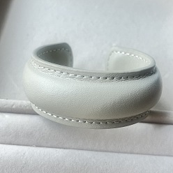 Белый Минималистичные кожаные браслеты-манжеты для женщин, белые, внутренний диаметр: 2.56 дюйм (6.5 см)