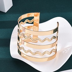 Light Gold Волнистые железные браслеты-манжеты для женщин, выдолбить, золотой свет, 2-1/8 дюйм (5.25 см), внутренний диаметр: 2-1/2 дюйм (6.5 см)