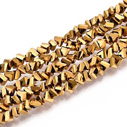 с Золотистым Покрытием Стеклянные бусины с гальваническим покрытием , треугольные, граненые, с золотым покрытием, 3~3.5x4~4.5x4~4.5 мм, отверстие : 0.8 мм, около 138~141 шт / нитка, 13.78~14.17 дюйм (35~36 см)