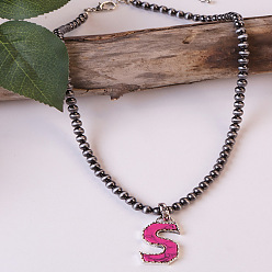 Letter S Ожерелья из круглых пластиковых бусин с инициалом из окрашенной синтетической бирюзы CCB для женщин, темно-розовыми, Письмо с, 18.90 дюйм (48 см)