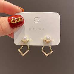 Letter V Серьги-гвоздики из латунного микро-паве, с пластиковой имитационной жемчужиной, Буква V, 20 мм