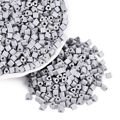 Gris Clair Perles de rocaille en verre de peinture de cuisson, triangle, trou de triangle, gainsboro, 3.5x3.5x3.5mm, Trou: 1.2~1.4mm, environ 7250 pcs / livre