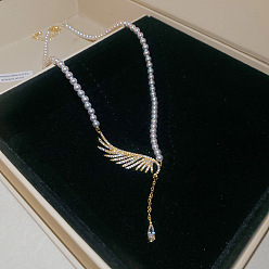 Oro Colgante de ala de latón con micro pavé de circonita cúbica, collar de cuentas redondas blancas de imitación de perla para mujer, dorado, 17.91 pulgada (45.5 cm)