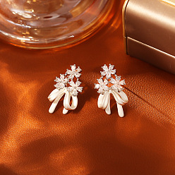 Platine Boucles d'oreilles puces en laiton et zircon cubique transparent, fleur avec bowknot, platine, 27x15mm