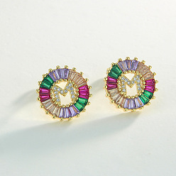 Letter M Серьги-гвоздики из латуни с разноцветными кубическими цирконами, плоско-круглые, золотые, Буква М, 16x16 мм