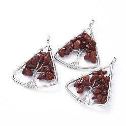 Красный Камень Долговечные латунные подвески, проволочные подвесные подвески, с натуральной красной яшмой, Треугольник с деревом, платина, 39~40x30~31x4~8 мм, отверстие : 4.5 мм