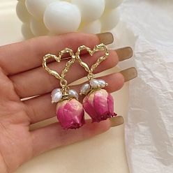 Камелия Серьги-гвоздики с подвесками из латунной ракушки в форме сердца, с сухоцветами розы, золотые, камелия, 45 мм