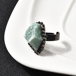 Зеленый Авантюрин Открытые манжеты-кольца неправильной формы с натуральным зеленым авантюрином, латунное кольцо для женщин, античная бронза, лоток : 23~40x20~25 мм