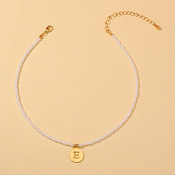 Letter E Круглые пластиковые бусины из жемчуга, 304 плоские круглые подвески из нержавеющей стали с буквами для женщин, белые, золотые, Письмо E, 12.99 дюйм (33 см)