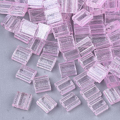 Бледно-Розовый 2-дырочные стекло бисер, прозрачный лак, с блеском порошок, квадратный, розовый жемчуг, 5x4.5~5.5x2~2.5 мм, отверстие : 0.5~0.8 мм