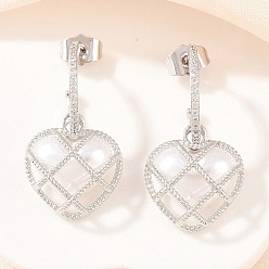 Платина Серьги-гвоздики в форме сердца из латуни с микропаве и прозрачными кубическими циркониями ко Дню святого Валентина., с абс пластмассовой имитационной жемчужиной, без кадмия и без свинца, долговечный, стойки покрытие, платина, 31.5x17.5 мм