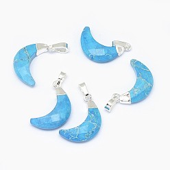 Синтетическая Бирюза Синтетические бирюзовые подвески, с длинными латунными накладками, граненые, луна, серебряный цвет гальваническим, 18~20x11~12.5x5 мм, отверстие : 3.5x5.5 мм