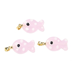 Бледно-Розовый Подвески лэмпворк ручной работы, рыба, с латунным, долговечный, стойки покрытие, золотые, розовый жемчуг, 23~24x13~14x7~8.5 мм, отверстие : 4.5x4 мм
