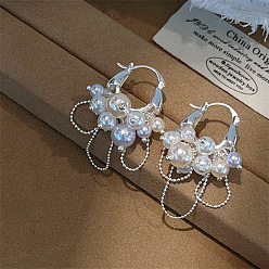 Серебро Серьги-кольца из латуни с цепочкой из искусственного жемчуга и кисточкой, цветок, серебряные, 30 мм