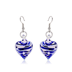 Средно-синий Серьги-подвески из стекла и воскового шнура, сердце, платина, светло-синий, 44 мм