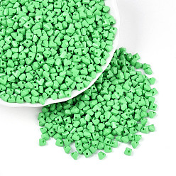 Средний Весенно-Зеленый Выпечка краска стеклянные бусины, граненое сердце, средний весенний зеленый, 3.5x4.5x4.5 мм, отверстие : 1 мм, Около 7620 шт / фунт