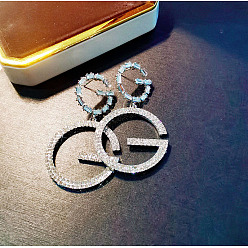 Платина Серьги-гвоздики из сплава с кристаллами и стразами, Буква G, платина, 59x32 мм