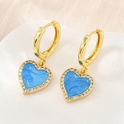 Bleu Ciel Foncé Boucles d'oreilles créoles pendantes en laiton serties de micro-pavés de zirconiums cubiques, cœur, avec l'émail, sans plomb et sans cadmium, crémaillère plaquage, plaqué longue durée, réel 18 k plaqué or, bleu profond du ciel, 28x12mm