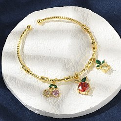 Настоящее золото 18K Браслеты с фруктовыми подвесками из латуни с микропаве из кубического циркония для женщин, вишня & яблоко & ананас, без свинца и без кадмия, долговечный, реальный 18 k позолоченный, внутренний диаметр: 2x2-1/8 дюйм (5x5.4 см)