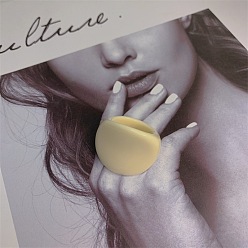 Бледно-Золотистый Овальные кольца из смолы для женщин, бледно золотарник, внутренний диаметр: 17 мм