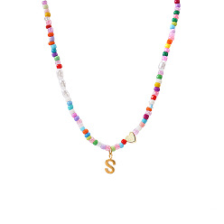 Letter S Ожерелье в стиле бохо 304 из нержавеющей стали с подвеской в виде инициала, искусственным жемчугом и разноцветными стеклянными бусинами для женщин, золотые, Письмо с, 16.54 дюйм (42 см)