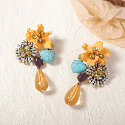 Сэнди Коричневый Серьги-гвоздики в форме цветка со слезинкой из сплава со стразами, cmолой, античное золото , песчаный коричневый, 87x43 мм