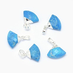 Синтетическая Бирюза Синтетические бирюзовые подвески, с длинными латунными накладками, граненые, треугольные, серебряный цвет гальваническим, 14~15x15~16x5 мм, отверстие : 3.5x5.5 мм