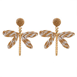 Верблюжий Серьги-гвоздики из сплава и рафии, стрекоза, золотые, верблюжие, 65x61 мм