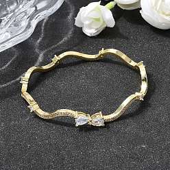 Настоящее золото 18K Браслеты-манжеты из латуни с микропаве из прозрачных кубических цирконий для женщин, волнистый край, стойки покрытие, долговечный, без кадмия и без свинца, реальный 18 k позолоченный, внутренний диаметр: 2.32x1.91 дюйм (5.9x4.85 см)