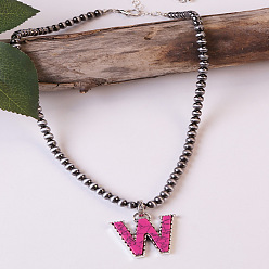 Letter W Ожерелья из круглых пластиковых бусин с инициалом из окрашенной синтетической бирюзы CCB для женщин, темно-розовыми, Буква W, 18.90 дюйм (48 см)