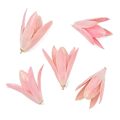Rosa Caliente Colgantes de resina epoxi y flores secas, encanto de capullo de magnolia, con instrumentos de viento, dorado, color de rosa caliente, 37~42x27~34x24~36 mm, agujero: 1.6 mm