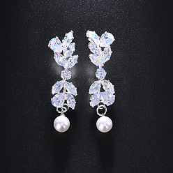 Платина Серьги-гвоздики из листовой латуни с прозрачным кубическим цирконием, с пластиковой имитационной жемчужиной, платина, 20 мм