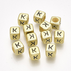 Letter K Акриловые бусины, горизонтальное отверстие, металлическое покрытие, куб с letter.k, 6x6x6 мм, 2600 шт / 500 г